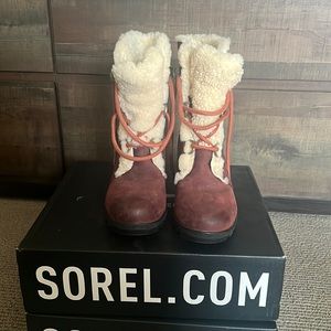 Sorel joan of arc boot size 9. Barely worn No rips or tears or scratches.
